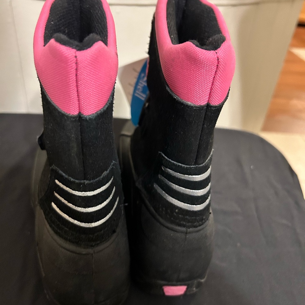 New With Tags Big Girl’s Totes Pink and Black Kids Snow Boots Size 5 - Picture 3 of 5